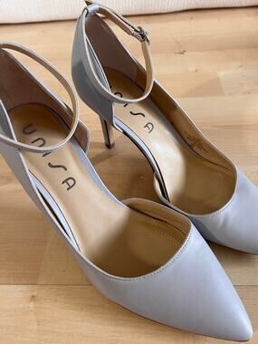 UNISA Womens 8M Unyeona Light Gray Ankle Strap Pointed Toe D'Orsay Heels Pumps 8
